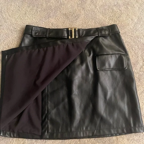 Black mini skirt fake leather. New no tag. Medium. With gold zipper and belt - Picture 2 of 5
